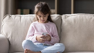 Bambina con smartphone in mano